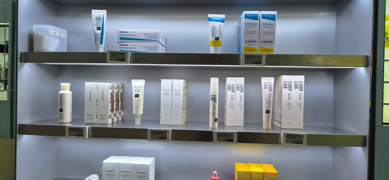 Kệ sản phẩm LUBYLAB tại Wellness House