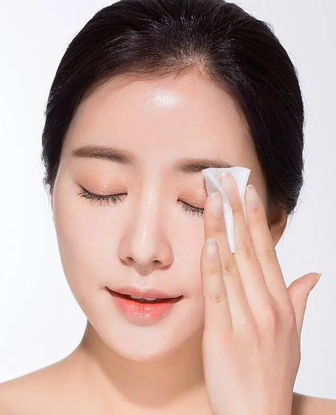Làm sạch da nhẹ nhàng sau bước rửa mặt